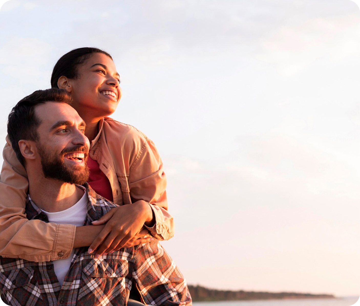 Pareja sonriendo en la playa
